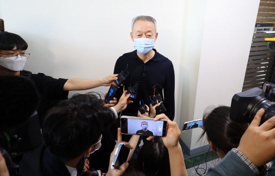 백운규 전 장관이 19일 오후 서울 성동구 한양대 퓨전테크놀로지센터 사무실 앞에서 '산업부 블랙리스트' 의혹 사건 관련 검찰의 압수수색이 끝난 뒤 취재진 질문에 답하고 있다.  연합뉴스